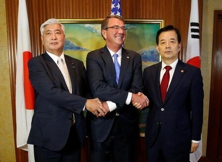 　６月４日、日韓の防衛相はシンガポールで会談し、北朝鮮が挑発行動を繰り返すことを踏まえ、防衛当局間の緊急連絡体制を強化することで一致した。写真は左から、中谷防衛省、カーター米国防長官、韓国の韓民求国防相（２０１６年　ロイター/Edgar Su）