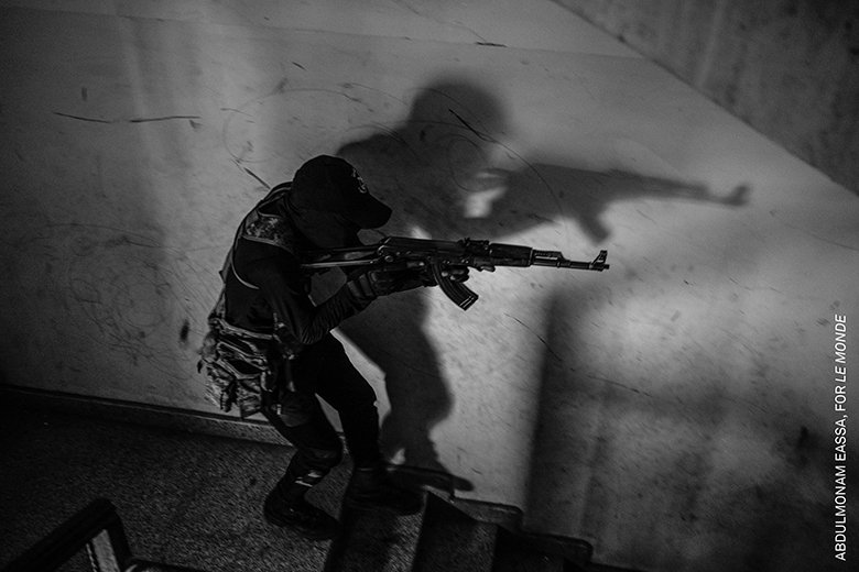 「ストーリー（アフリカ）」部門 『スーダン内戦：囚われた国家』 »Abdulmonam Eassa　戦闘が続くなか、階段を下りていく兵士（24年11月1日）。ジャーナリストの立ち入りが厳しく制限されている前線の様子を捉えた極めてまれな写真だ。23年4月から内戦が続くスーダンでは1300万人以上が避難を余儀なくされ、15万人以上が死亡。「世界最悪の人道危機」とされる事態が長期化している