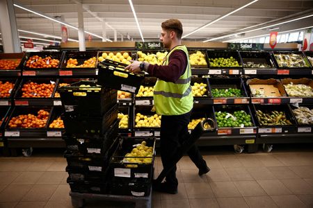 　２月１日、英小売協会（ＢＲＣ）が発表した１月の小売店頭価格指数は、前年比８．０％上昇し、少なくとも比較可能な統計が始まった２００６年以来の大幅な伸びとなった。写真はロンドンのスーパーマーケットで昨年６月撮影（２０２３年　ロイター／Henry Nicholls）