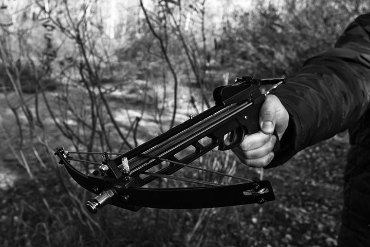 矢を放ったとみられる近くの非常階段からはクロスボウなどの武器が見つかった　 Yuriy_Kulik-iStock.