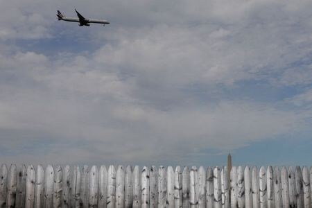 　１１月１８日、米航空大手７社の最高経営責任者（ＣＥＯ）らが１８日、連名で議会に書簡を送付し、従業員への給与支払いについて年末までに一段の支援を行うよう求めたことがわかった。写真はワシントンで３月撮影（２０２０年　ロイター／Tom Brenner）