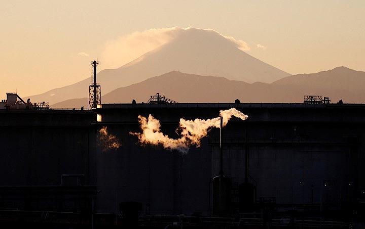 国連環境計画（UNEP）が26日に公表した地球温暖化に関する年次報告書によると、昨年の世界の温室効果ガス排出量は過去最高となり、何も対策を講じなければ、世界の気温は、温暖化対策の国際枠組み「パリ協定」で定めた目標）の倍以上上昇する可能性がある。写真は富士山を背景に煙を流す工場。2017年1月16日、京浜工業地帯で撮影　Toru Hanai-REUTERS