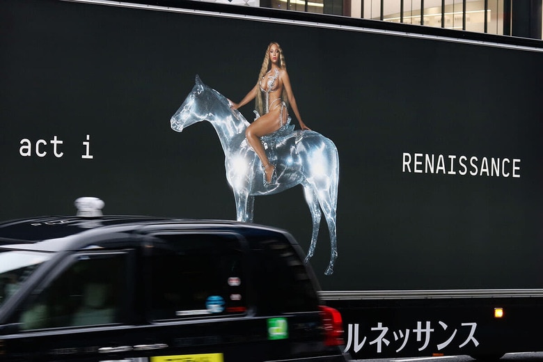 銀座を走るアルバム「ルネッサンス」の広告トラック（2022年8月、東京）　Ned Snowman-Shutterstock