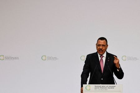 　西アフリカのニジェールで先週起きたクーデターで追放されたバズム大統領は３日付の米紙ワシントンポストへの寄稿で、自身が人質になっているとし、米国や国際社会に同国の憲法秩序を復活させるよう呼びかけた。６月２２日、パリで代表撮影（２０２３年　ロイター）