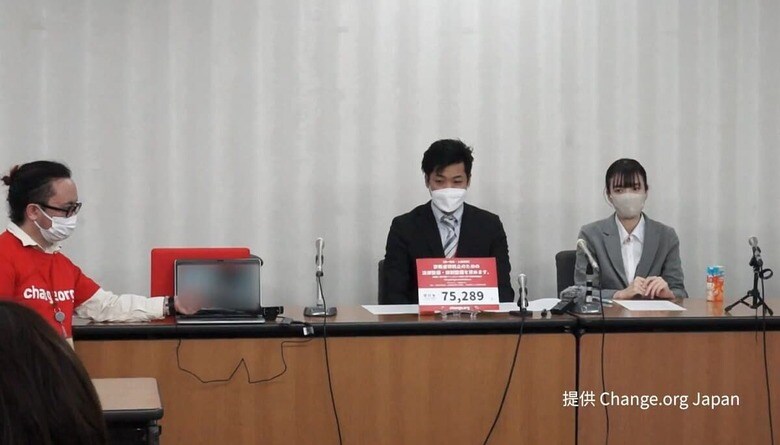要望書を提出し、会見で虐待の実態を発信する2世当事者たち　提供元：<a href=\"http://Change.org\" target=\"_blank\">http://Change.org</a>
