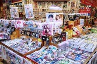 「どうかしてる！」 韓国の若手人気グループ、熱狂的なファンに囲まれてもみくちゃに...押し倒されるメンバー