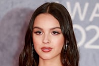 「すごくホット...」オリヴィア・ロドリゴ、赤レザーのセクシー衣装にファン熱狂