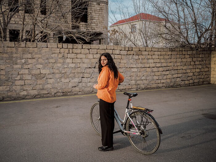 ゾレはナヒチェバンで自転車に乗るのは自分だけで、人々から「なぜ子供の乗り物に乗る？　やめたほうがいい」と言われるという。この地で多様な価値観は認められにくい