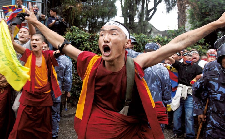ネパールの首都カトマンズの中国大使館前で抗議するチベット人僧侶