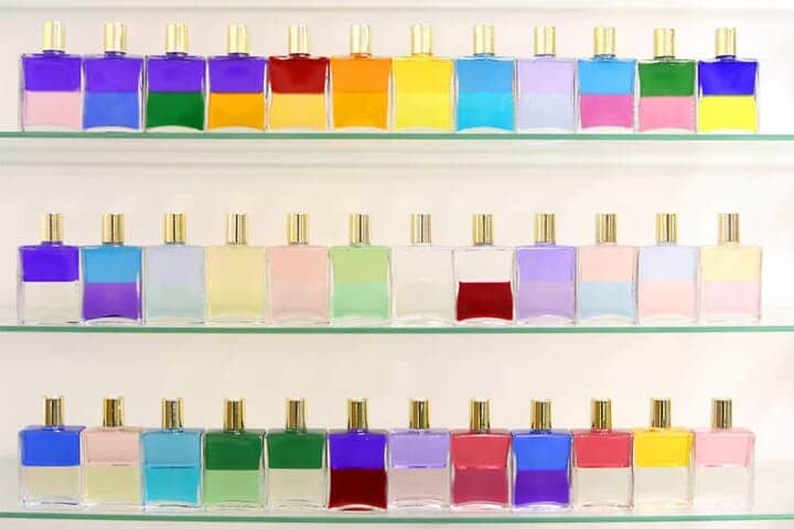 様々な色のガラスの小瓶