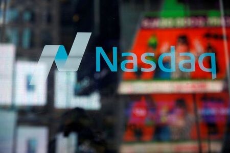 米国株式市場はまちまち。ナスダック総合は連日で終値の最高値を更新し、初めて１万６０００ポイント台に乗せて引けた。２０１６年１０月、ニューヨークのナスダック市場で撮影（２０２１年　ロイター／Shannon Stapleton/File Photo）