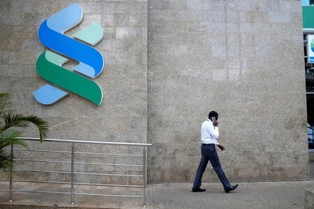 　５月２日、英スタンダード・チャータード銀行（スタンチャート）が発表した第１・四半期決算は、税引き前利益が前年同期比２０％増の１２億６０００万ドルとなり、市場予想を上回った。写真は同行のロゴ。昨年９月にナイロビで撮影（2018年　ロイター／Baz Ratner）