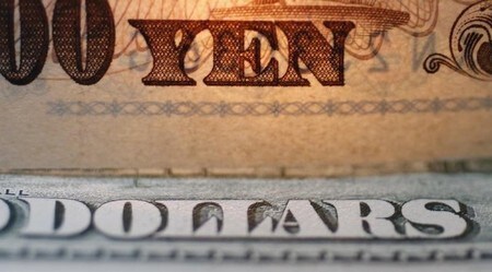 　３月２３日、正午のドル／円は、ニューヨーク市場午後５時時点に比べ、わずかにドル安／円高の１１２．２７／２９円の気配。写真は都内で２０１０年９月撮影（２０１６年　ロイター／Yuriko Nakao）