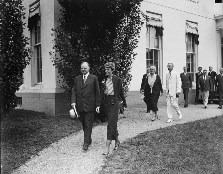 1932年6月21日、アメリカ・ワシントンのホワイトハウス。ハーバート・フーバー大統領とアメリア・イアハート　Bridgeman Images via Reuters Connect