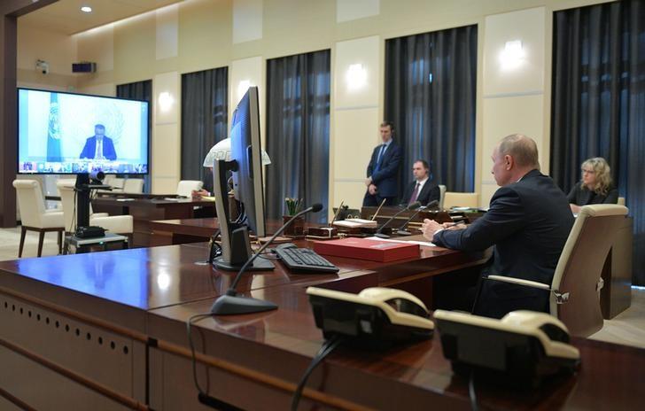 ロシアのプーチン大統領は２６日、新型コロナウイルス感染防止に向けた厳格な措置を講じれば、ロシアが２─３カ月以内にウイルス流行を克服し、通常の状態に回復できるとの認識を示した。写真はＧ２０テレビ会議に参加したプーチン氏。提供写真（２０２０年　ロイター）