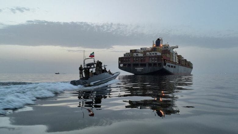 ホルムズ海峡でイランの「革命防衛隊（ＩＲＧＣ）」に拿捕されるエパミノンダス号。ロイターが４月に入手した画像。Meysam Mirzadeh/Tasnim/WANA (West Asia News Agency) via REUTERS