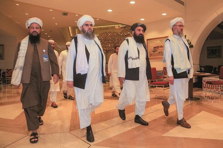 カタールでアフガン政府との停戦協議に臨むアブドゥル・サラム・ハナフィー（右端）らタリバン代表団（8月12日）　HUSSEIN SAYEDｰREUTERS