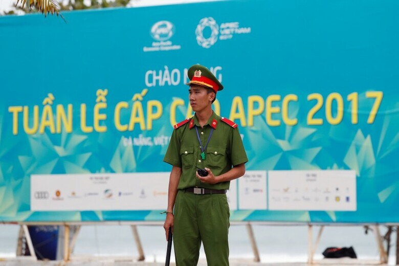 １１月９日、ベトナムのダナンで１０日始まるアジア太平洋経済協力会議（ＡＰＥＣ）首脳会議にあわせ、同会議に出席するロシアのプーチン大統領とトランプ米大統領が首脳会談を行う見通しは立っていない。ＡＰＥＣ会場外で警備するベトナム警察官（２０１７年　ロイター／Jorge Silva）