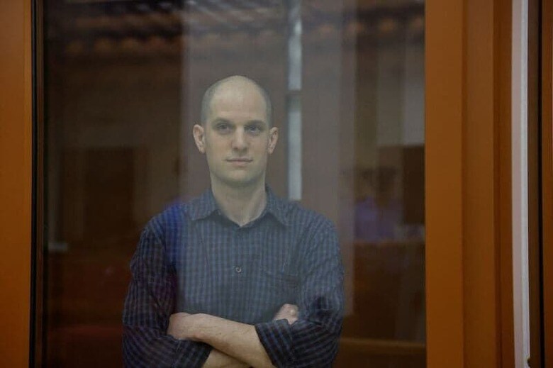 ６月２６日、 スパイ罪でロシアに１年余り拘束されている米紙ウォール・ストリート・ジャーナル（ＷＳＪ）のエバン・ゲルシコビッチ記者の裁判が開かれ、検察は、ゲルシコビッチ被告が米中央情報局（ＣＩＡ）のためにロシア防衛企業に関する機密情報を収集した証拠があると述べた。写真は同日、エカテリンブルクの裁判所に出廷した同記者（２０２４年　ロイター/Evgenia Novozhenina）