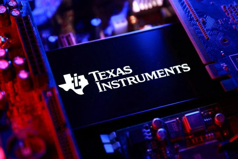 テキサス・インスツルメンツのロゴとコンピューターのマザーボードのイメージ。２０２５年８月撮影。REUTERS/Dado Ruvic