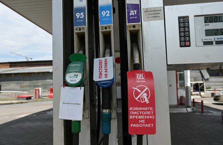 ６月２３日、ロシア南部ロストフ州のロストフナドヌーのガソリンスタンドで撮影。一時的に使用不可になっている。REUTERS/Sergey Pivovarov