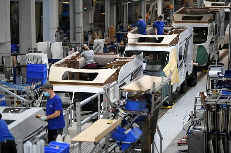 写真は２０２１年３月、クナウス・タバートの工場でキャンピングカーを組み立てる作業員。ドイツ・パッサウ近郊ヤンデルスブルンで撮影。REUTERS/Andreas Gebert