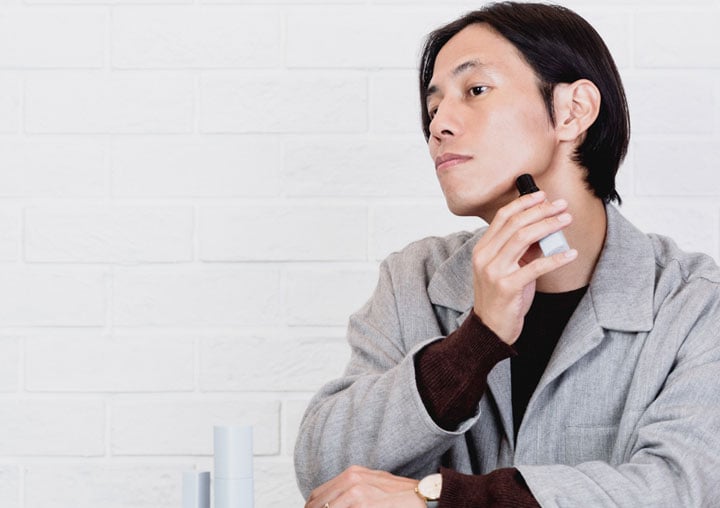 骨格の陰影を活かし、引き締まった印象に見せるシェーディング。頬骨やフェイスラインなどに塗って馴染ませ、自然な陰影による立体感のある顔に仕上げる