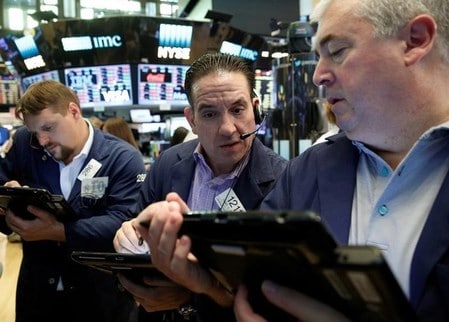 　６月１０日、米国株式市場は２日続落で取引を終えた。写真はニューヨーク証券取引所で１０日撮影（２０１６年　ロイター／Brendan McDermid）