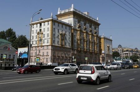 ロシアは、駐モスクワ米国大使館で、駐在期間が３年以上の職員に来年１月３１日までに帰国するよう命じる。外務省が１日、明らかにした。米国が、ロシア大使館員の駐在期間を限定していることへの対抗措置。写真はモスクワの米国大使館前で２０１７年８月撮影（２０２１年　ロイター／Grigory Dukor）