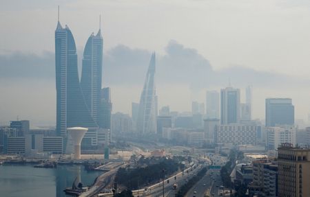 ３月１２日、バーレーン国際空港の燃料貯蔵施設が攻撃され、立ち上る煙。イランのドローン攻撃を受けたとされる。REUTERS
