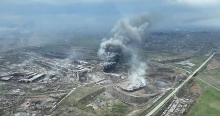 ４月１９日、ロシア国防省は、包囲されたウクライナ南東部マリウポリのアゾフスターリ製鉄所に立てこもるウクライナ軍兵士と外国人傭兵に対し、モスクワ時間正午（日本時間午後６時）までに投降するよう呼び掛けた。写真は煙を上げるアゾフスターり製鉄所。マリウポリ市当局のSNSより（２０２２年　ロイター）
