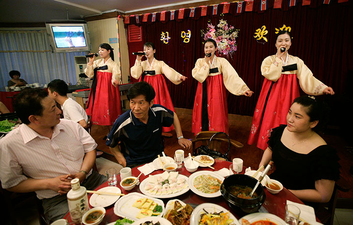 中朝国境に近い中国遼寧省・丹東市の北朝鮮レストラン（2009年5月）　Jason Lee-REUTERS