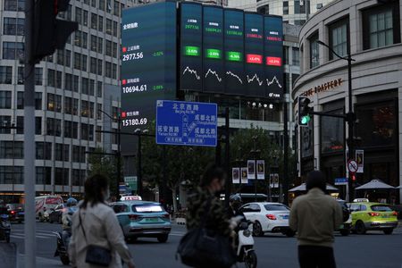 　１１月２日、中国本土株から外国人投資家が資金引き揚げに動く一方で、国内の投資家が押し目買いの好機とみて買い出動している。上海で１０月２４日撮影（２０２２年　ロイター/Aly Song）