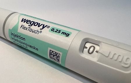 　１１月１７日、コンサルタント会社マーサーは、新しい肥満症と糖尿病治療薬の需要急増で、来年は米国の雇用主が負担する医療費の増加が加速する見通しを示した。写真はノボ ノルディスクの肥満薬。ノルウェーのオスロで８月撮影（２０２３年　ロイター／Victoria Klesty）