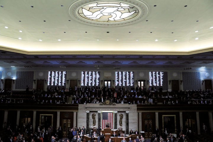 12月18日に下院で行われた採決でトランプは不名誉の列に名を連ねることに　JONATHAN ERNST-REUTERS