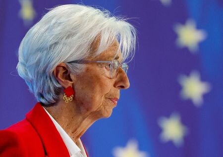 欧州中央銀行（ＥＣＢ）は２４日、８会合ぶりに政策金利を据え置いた。写真は６月撮影のラガルド総裁（２０２５年　ロイター/Heiko Becker）