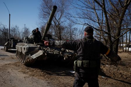 ロシアのラブロフ外相は７日、ウクライナが提出した和平合意案には「容認できない」内容が含まれ、双方がこれまでに合意した案から逸脱しているとしつつも、ロシアは自国の要求を確実に満たすために和平交渉を続けると述べた。キエフ近郊で３月撮影（２０２２年　ロイター/Thomas Peter）