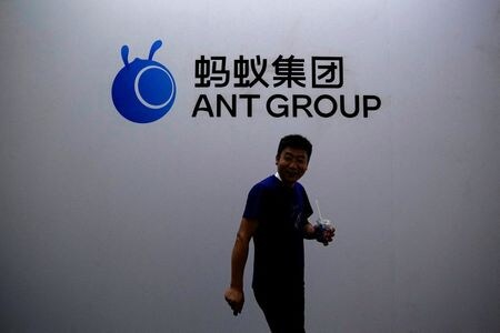 　７月３１日、中国電子商取引大手アリババ・グループ傘下の金融会社アント・グループと英銀スタンダード・チャータード（スタンチャート）は３１日、環境に配慮した金融「グリーン・ファイナンス」と、国際的な資産運用で協力し、従来の提携関係を拡大すると発表した。写真は上海で６日撮影（２０２３年　ロイター／Aly Song）