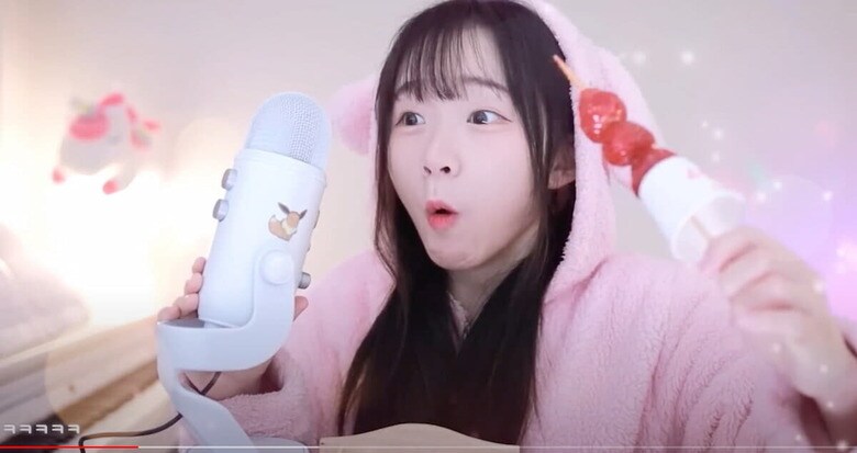 いちごのタンフルでモッパンをするチン・ジャリム　진자림 Jinjalim / YouTube