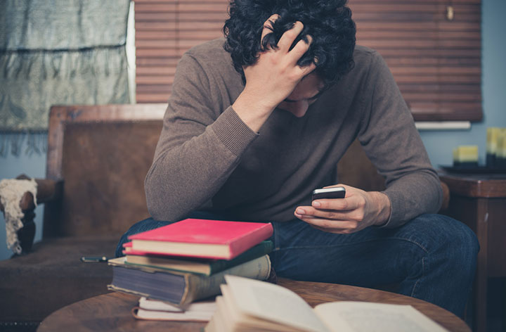 どこが悪いかをネットで調べるのもうつ病の原因になる　lolostock/iStock.