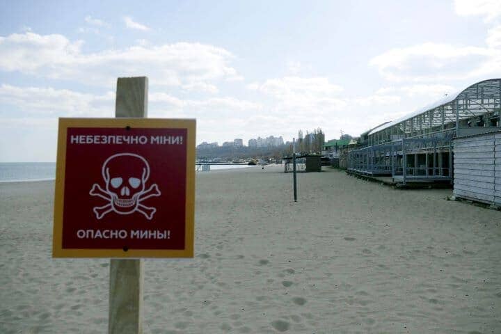 オデーサのビーチには地雷を警告する看板が　Igor Tkachenko-REUTERS