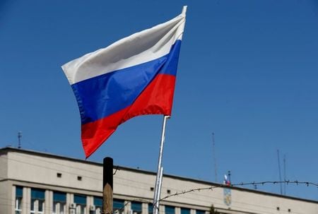 ロシア大統領府のペスコフ報道官は２６日、オホーツク海での地質調査に対する日本政府からの抗議を受け、「ロシアは自国の領土内で調査を実施する主権を持つ」と主張した。写真はロシア国旗（２０２０年　ロイター／Vasily Fedosenko）