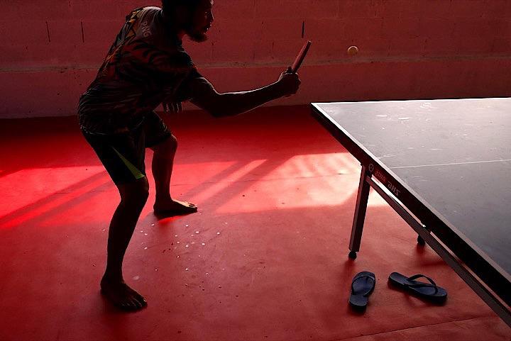 12月4日、ラグビー熱が盛んなことで知られるパプアニューギニアで、卓球の普及を図る試みが起きているのは、中国の後押しがあればこそだ。パプアニューギニアのポートモレスビーにある練習施設で11月撮影（2018年　ロイター/David Gray）