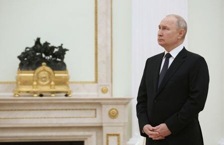 ロシアのプーチン大統領はアラブ首長国連邦（ＵＡＥ）のムハンマド大統領と電話会談を行い、ウクライナのほか、パレスチナ自治区ガザを巡る情勢について協議した。２０２３年１０月撮影。提供写真（２０２４年　ロイター/Sputnik/Sergei Bobylyov/Pool via REUTERS）