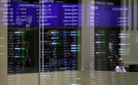 　２月７日、寄り付きの東京株式市場で、日経平均株価は前日比３９１円０５銭高の２万２００１円２９銭高となり、急反発で始まった。写真は東京証券取引所のモニター。６日撮影（２０１８年　ロイター／Toru Hanai）
