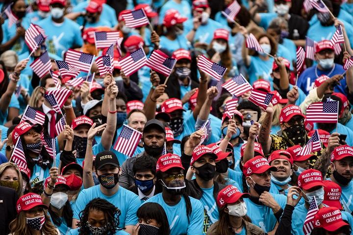 トランプが退院後、ホワイトハウスで開いた集会に参加した「BLEXIT」支持者たち。黒人とヒスパニックも民主党から出よう（エグジットしよう）と呼び掛ける　SAMUEL CORUM／GETTY IMAGES