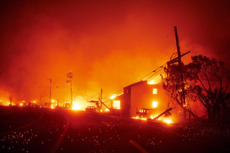炎に包まれるロサンゼルスの高級住宅地パリセーズ（1月7日）。惨事になった要因が少しずつ見えてきた　ERIC THAYER/GETTY IMAGES