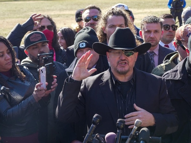 米議会議事堂前で開かれた記者会見に現れたオース・キーパーズ創設者のスチュワート・ローズ（2月22日、ワシントン）　Andrew Leyden via Reuters Connect