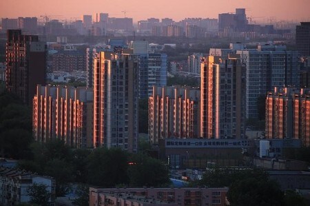 　５月２日、中国で少なくとも６行の大手銀行の北京支店が１日から、初回もしくは２回目の住宅購入者に対する住宅ローン金利を引き上げたもようだ。北京で４月撮影（２０１７年　ロイター）