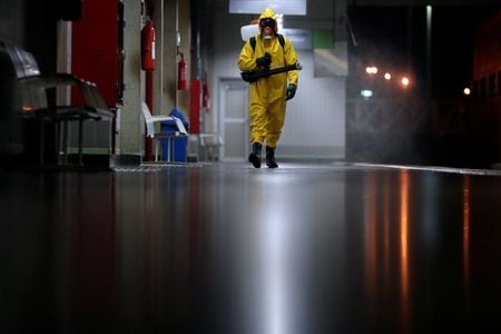 　４月７日、ブラジルのマンデッタ保健相は、新型コロナウイルス感染症の治療に必要な人工呼吸器を十分調達するのに「深刻な問題」があるとの懸念を示した。写真はブラジリアの地下鉄を消毒する作業員（２０２０年　ロイター/Ueslei Marcelino）